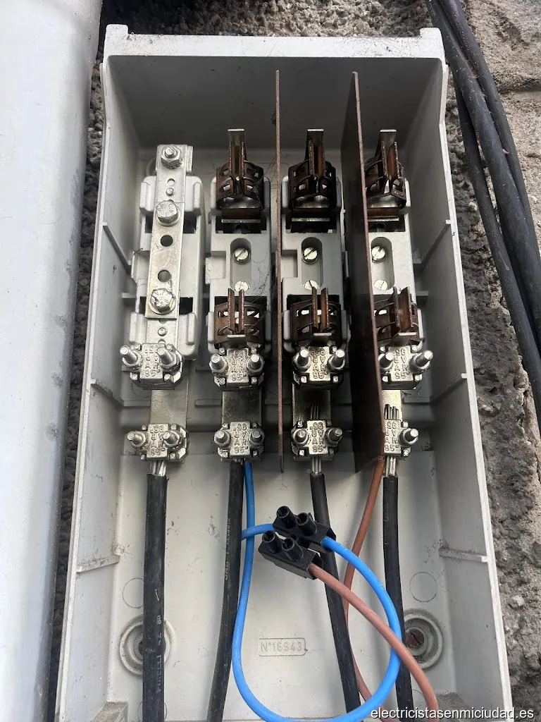 Instalaciones Eléctricas Mora