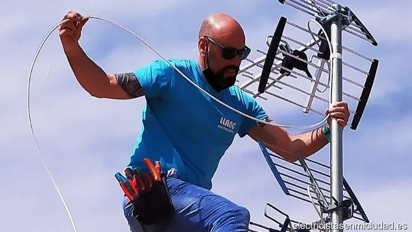 ÁNGEL LUIS MANJAVACAS QUIÑONES ( LLANO ELECTRICIDAD)